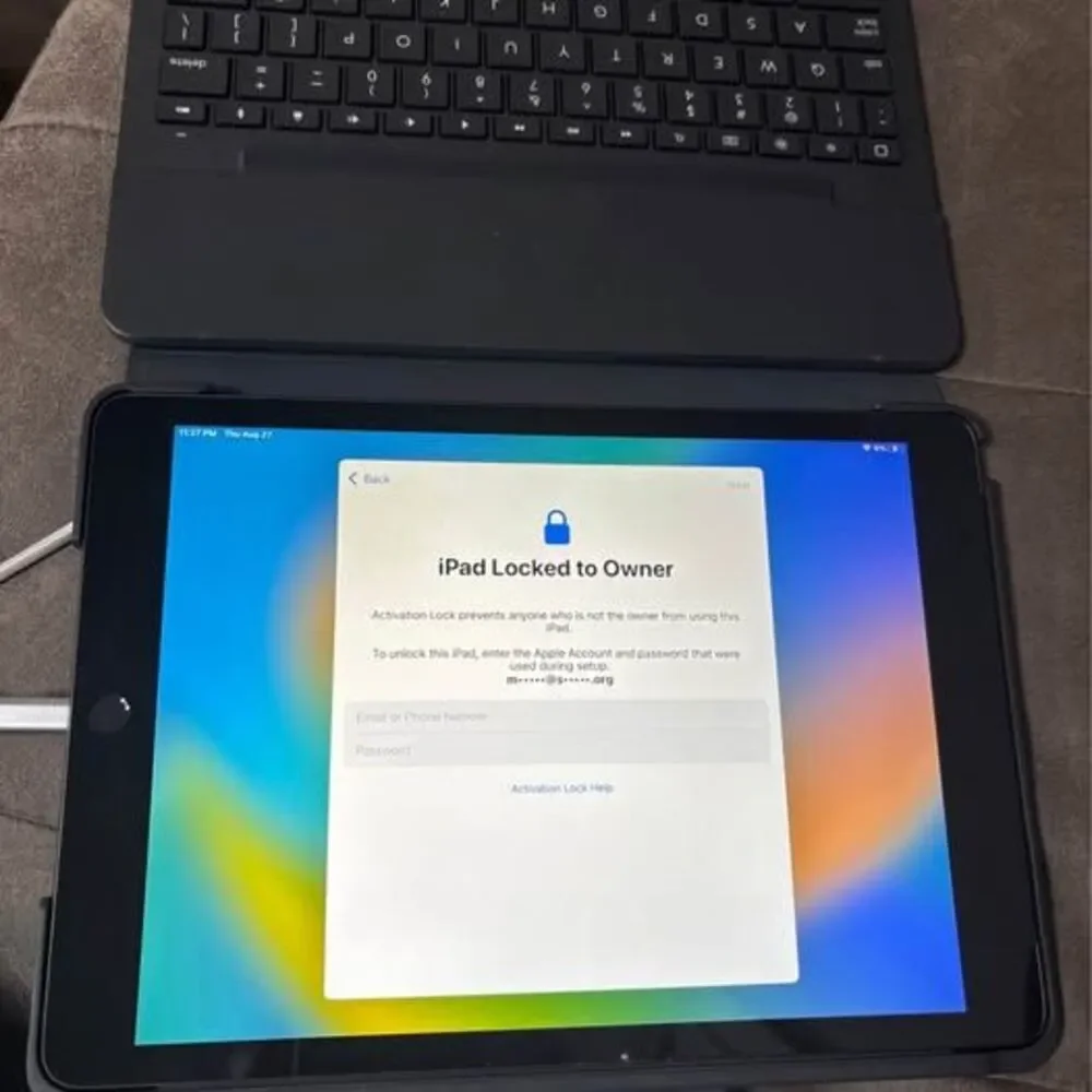 Apple iPad with Keyboard Case – Activation Locked – For Parts/Repair